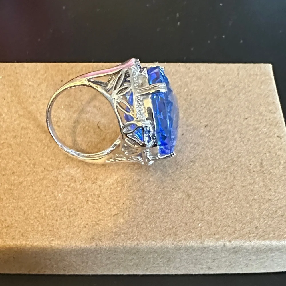 Dazzling giant blue crystal sterling silver size 6 Ring - Picture 5 of 6